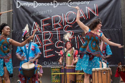 innovation: Une performance colorée et dynamique au Festival des Arts d'Afrique de l'Ouest en mars 2026, célébrant l'héritage diversifié de la région et la 14e édition du MASA Abidjan, qui promeut les arts du spectacle comme outil d'intégration économique.