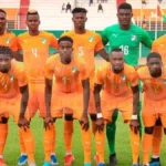 élite: L'équipe nationale de football des moins de 23 ans (U23) de Côte d'Ivoire posant dans leurs maillots oranges traditionnels sur le terrain en mars 2026, avant leurs deux matchs amicaux stratégiques contre le Maroc.