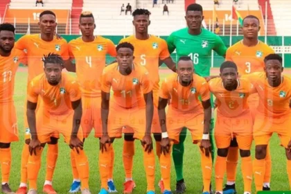 élite: L'équipe nationale de football des moins de 23 ans (U23) de Côte d'Ivoire posant dans leurs maillots oranges traditionnels sur le terrain en mars 2026, avant leurs deux matchs amicaux stratégiques contre le Maroc.