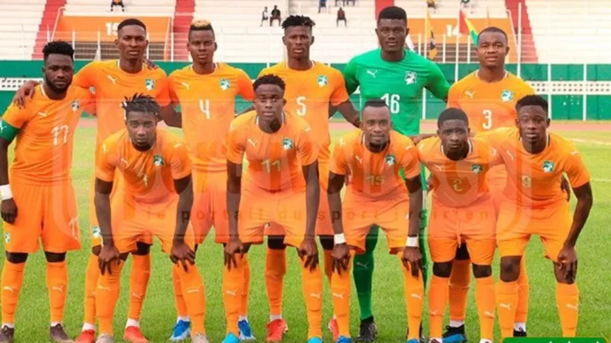 élite: L'équipe nationale de football des moins de 23 ans (U23) de Côte d'Ivoire posant dans leurs maillots oranges traditionnels sur le terrain en mars 2026, avant leurs deux matchs amicaux stratégiques contre le Maroc.