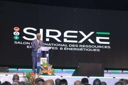 Énergie: Une vue large d'un stand d'entreprise innovant lors du salon de l'énergie SIREXE 2024 à Abidjan, en Côte d'Ivoire, présentant les avancées technologiques dans les ressources extractives et l'énergie durable pour l'Afrique.