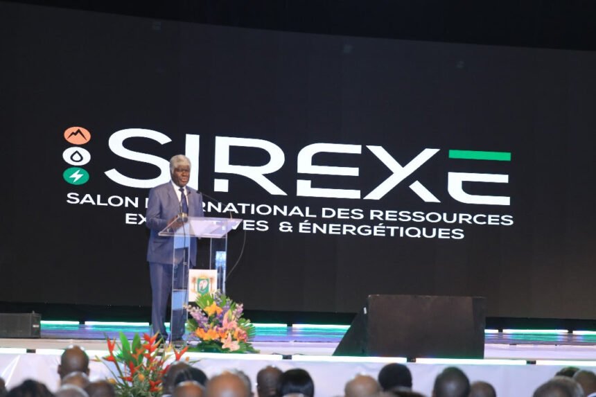 Énergie: Une vue large d'un stand d'entreprise innovant lors du salon de l'énergie SIREXE 2024 à Abidjan, en Côte d'Ivoire, présentant les avancées technologiques dans les ressources extractives et l'énergie durable pour l'Afrique.