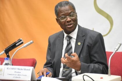 Intégrité: Un portrait officiel du sénateur ivoirien Michel Coffi Benoît en mars 2026, marquant la sortie de son nouveau roman « L'Oranger du malentendu » et son leadership continu en tant que président de la Commission des affaires sociales et culturelles du Sénat.