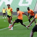 football: Joueurs ivoiriens et marocains se disputant le ballon lors d'un match amical international de haute intensité au Stade Félix Houphouët-Boigny, symbolisant les préparations stratégiques de 2026 pour la Coupe du Monde et la CAN.