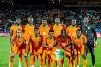 Performance: L'équipe nationale de football de Côte d'Ivoire, « Les Éléphants », posant pour une photo d'équipe dans leur maillot orange traditionnel lors de la fenêtre internationale de la FIFA de mars 2026, avant leurs matchs amicaux et les éliminatoires de la Coupe du Monde 2026.