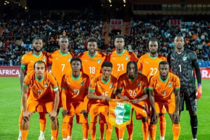 Performance: L'équipe nationale de football de Côte d'Ivoire, « Les Éléphants », posant pour une photo d'équipe dans leur maillot orange traditionnel lors de la fenêtre internationale de la FIFA de mars 2026, avant leurs matchs amicaux et les éliminatoires de la Coupe du Monde 2026.