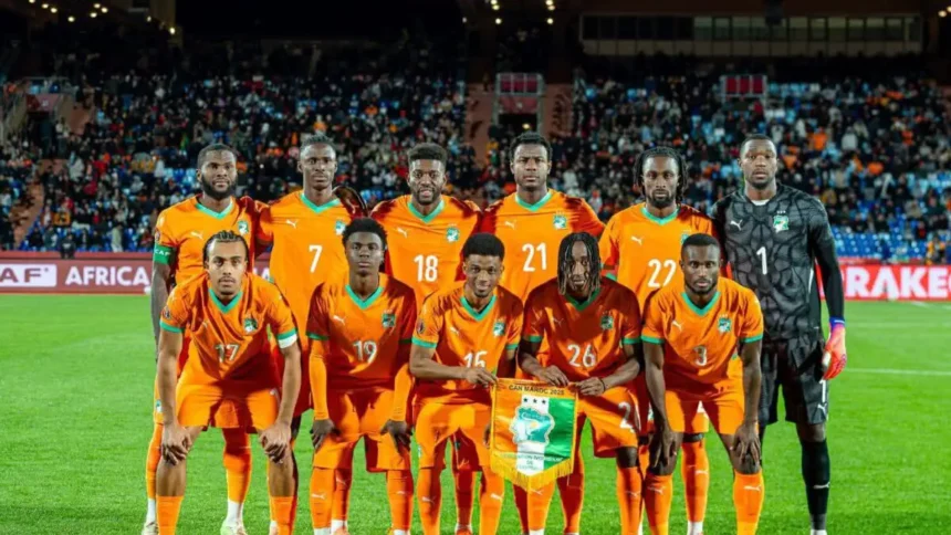 Performance: L'équipe nationale de football de Côte d'Ivoire, « Les Éléphants », posant pour une photo d'équipe dans leur maillot orange traditionnel lors de la fenêtre internationale de la FIFA de mars 2026, avant leurs matchs amicaux et les éliminatoires de la Coupe du Monde 2026.