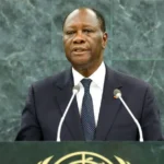 Ramadan: Le président ivoirien Alassane Ouattara s'exprimant à un pupitre sur fond bleu, représentant son orientation de leadership en 2026 sur la stabilité nationale, la diplomatie régionale et la « transmission générationnelle » du pouvoir en Côte d'Ivoire.