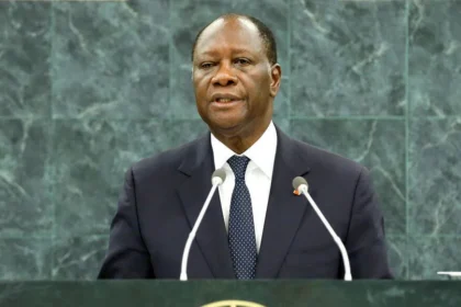 Ramadan: Le président ivoirien Alassane Ouattara s'exprimant à un pupitre sur fond bleu, représentant son orientation de leadership en 2026 sur la stabilité nationale, la diplomatie régionale et la « transmission générationnelle » du pouvoir en Côte d'Ivoire.