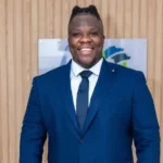 Intégrité: Un portrait de l'influenceur ivoirien Apoutchou National, dont le procès judiciaire à Abidjan concernant la réglementation des changes et l'intégrité financière est devenu un symbole de la lutte de 2026 contre le blanchiment d'argent et pour la transparence financière sur les réseaux sociaux.