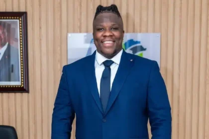 Intégrité: Un portrait de l'influenceur ivoirien Apoutchou National, dont le procès judiciaire à Abidjan concernant la réglementation des changes et l'intégrité financière est devenu un symbole de la lutte de 2026 contre le blanchiment d'argent et pour la transparence financière sur les réseaux sociaux.