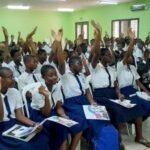 Transparence Institutionnelle: Des élèves ivoiriennes en uniforme scolaire bleu lors d'un événement éducatif en mars 2026, représentant l'engagement du Ministère de l'Éducation Nationale et de l'Alphabétisation en faveur de la culture numérique et de l'égalité des genres dans les domaines STEAM en Côte d'Ivoire.