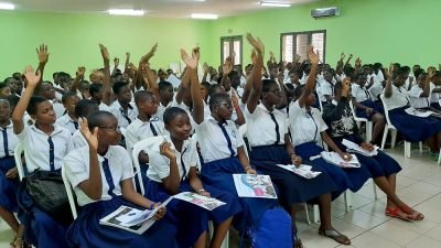 Transparence Institutionnelle: Des élèves ivoiriennes en uniforme scolaire bleu lors d'un événement éducatif en mars 2026, représentant l'engagement du Ministère de l'Éducation Nationale et de l'Alphabétisation en faveur de la culture numérique et de l'égalité des genres dans les domaines STEAM en Côte d'Ivoire.