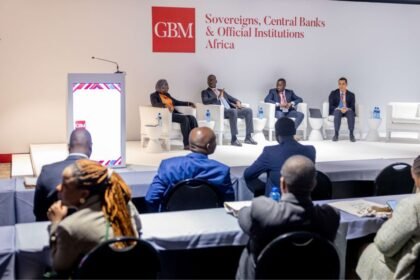 Unified Market Integration: Une carte conceptuelle ou l'insigne officiel de l'Union Économique et Monétaire Ouest-Africaine (UEMOA) en mars 2026, représentant les huit États membres et le rôle de la Côte d'Ivoire comme leader économique régional lors du lancement du plan d'investissement stratégique « Djoliba » de la BOAD de 11,5 milliards de dollars.