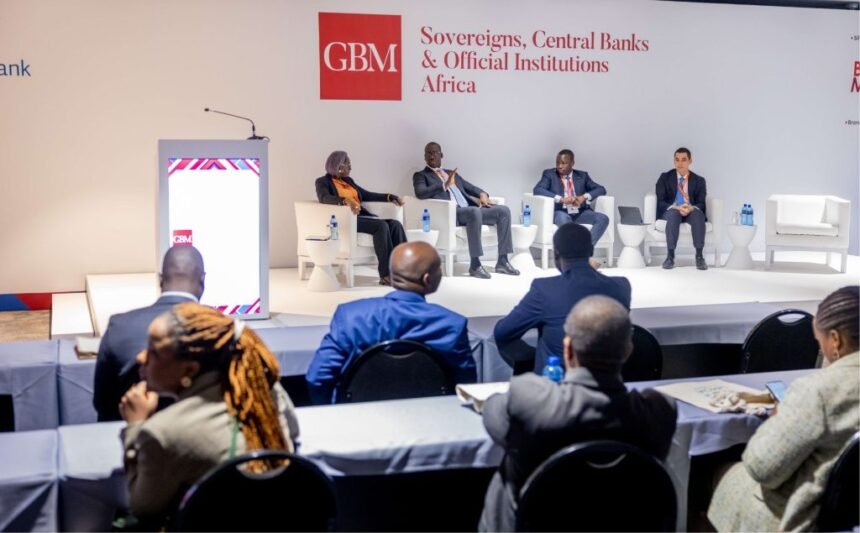 Unified Market Integration: Une carte conceptuelle ou l'insigne officiel de l'Union Économique et Monétaire Ouest-Africaine (UEMOA) en mars 2026, représentant les huit États membres et le rôle de la Côte d'Ivoire comme leader économique régional lors du lancement du plan d'investissement stratégique « Djoliba » de la BOAD de 11,5 milliards de dollars.