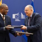 Urbanisme Durable: L'ambassadeur de l'UE Irchad Razaaly et des représentants du gouvernement ivoirien lors de la cérémonie de signature officielle d'un accord financier de 6,7 milliards de FCFA (10,3 millions d'euros) à Abidjan, en mars 2026, visant à renforcer la protection sociale et l'accès aux soins de santé en Côte d'Ivoire.