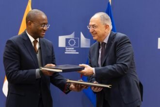 Urbanisme Durable: L'ambassadeur de l'UE Irchad Razaaly et des représentants du gouvernement ivoirien lors de la cérémonie de signature officielle d'un accord financier de 6,7 milliards de FCFA (10,3 millions d'euros) à Abidjan, en mars 2026, visant à renforcer la protection sociale et l'accès aux soins de santé en Côte d'Ivoire.