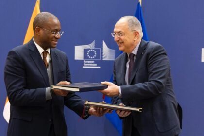 Urbanisme Durable: L'ambassadeur de l'UE Irchad Razaaly et des représentants du gouvernement ivoirien lors de la cérémonie de signature officielle d'un accord financier de 6,7 milliards de FCFA (10,3 millions d'euros) à Abidjan, en mars 2026, visant à renforcer la protection sociale et l'accès aux soins de santé en Côte d'Ivoire.