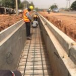 resilience.: Le ministre Amédé Kouakou Koffi et les responsables du PARU inspectant un important canal de drainage en béton en cours de construction à Abidjan en mars 2026, dans le cadre du projet de résilience urbaine visant à réduire les risques d'inondation avant la saison des pluies.