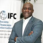 Investment: Un portrait professionnel du directeur général de l'IFC, Makhtar Diop, en costume sombre, représentant l'initiative « Des emplois, pas du jargon » de 2026 et son leadership dans la mobilisation des investissements du secteur privé en Afrique.