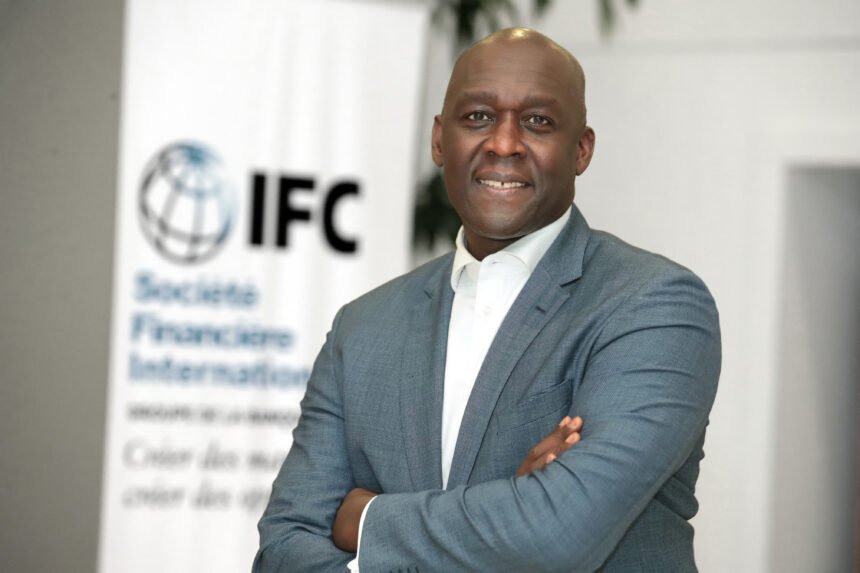Investment: Un portrait professionnel du directeur général de l'IFC, Makhtar Diop, en costume sombre, représentant l'initiative « Des emplois, pas du jargon » de 2026 et son leadership dans la mobilisation des investissements du secteur privé en Afrique.