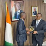 Agilité: Officiels et représentants locaux lors du lancement régional du Prix National d'Excellence (PNE) 2026 à San Pedro, Côte d'Ivoire, en mars 2026, au cours d'une tournée nationale visant à mobiliser les candidats et à promouvoir la méritocratie à travers 87 catégories.