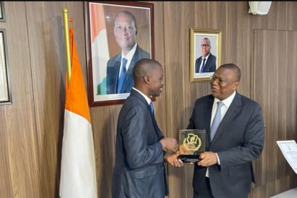 Agilité: Officiels et représentants locaux lors du lancement régional du Prix National d'Excellence (PNE) 2026 à San Pedro, Côte d'Ivoire, en mars 2026, au cours d'une tournée nationale visant à mobiliser les candidats et à promouvoir la méritocratie à travers 87 catégories.
