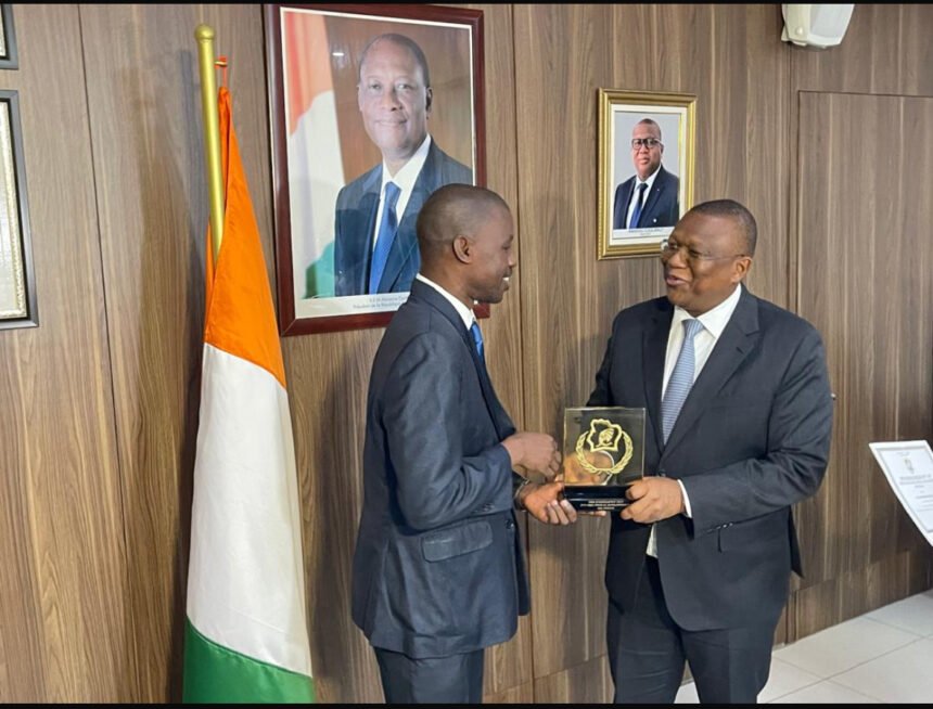Agilité: Officiels et représentants locaux lors du lancement régional du Prix National d'Excellence (PNE) 2026 à San Pedro, Côte d'Ivoire, en mars 2026, au cours d'une tournée nationale visant à mobiliser les candidats et à promouvoir la méritocratie à travers 87 catégories.