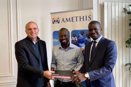 Agilité: Les équipes dirigeantes d'Amethis et d'Ademat, dont Khady Koné-Dicoh et Christophe Giovacchini, lors de la cérémonie de signature officielle à Abidjan le 27 mars 2026, marquant l'acquisition majoritaire par Amethis pour piloter la transition d'Ademat vers les énergies renouvelables et son expansion régionale.