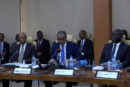 Résilience: Les ministres et officiels du Conseil des ministres de l'Union Monétaire Ouest-Africaine (UMOA) lors d'une session de haut niveau en mars 2026, discutant des perspectives économiques de l'Union, notamment de la projection de croissance du PIB de 6,4 % et des stratégies de stabilité budgétaire régionale.