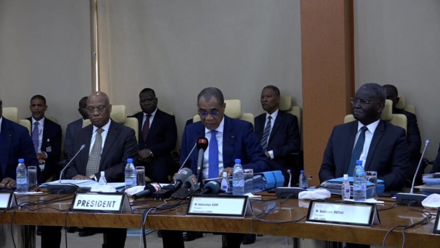 Résilience: Les ministres et officiels du Conseil des ministres de l'Union Monétaire Ouest-Africaine (UMOA) lors d'une session de haut niveau en mars 2026, discutant des perspectives économiques de l'Union, notamment de la projection de croissance du PIB de 6,4 % et des stratégies de stabilité budgétaire régionale.