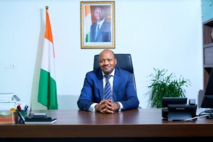 Institutional Agility: Le siège officiel ou un événement promotionnel du Guichet Unique de Développement des PME (GUDE-PME) à Abidjan en mars 2026, mettant en avant la plateforme centralisée du gouvernement ivoirien pour le financement, l'encadrement et l'appui régional aux entreprises locales.