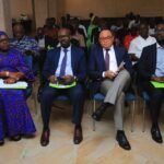 cohésion: Parties prenantes et leaders communautaires réunis dans une salle de conférence pour la consultation sur la feuille de route du Projet COSO en Côte d'Ivoire, célébrant les résultats satisfaisants à mi-parcours et l'expansion des initiatives de cohésion sociale vers les régions de l'Ouest en 2026.