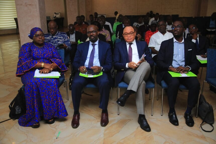 cohésion: Parties prenantes et leaders communautaires réunis dans une salle de conférence pour la consultation sur la feuille de route du Projet COSO en Côte d'Ivoire, célébrant les résultats satisfaisants à mi-parcours et l'expansion des initiatives de cohésion sociale vers les régions de l'Ouest en 2026.