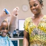 pédiatrie: L'entrée moderne et l'intérieur coloré du nouveau service pédiatrique pour brûlés à Abidjan, en Côte d'Ivoire, inauguré en mars 2026 pour offrir des soins médicaux spécialisés et des salles de réveil avancées aux jeunes victimes de brûlures.