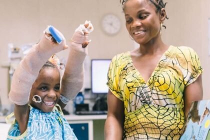 pédiatrie: L'entrée moderne et l'intérieur coloré du nouveau service pédiatrique pour brûlés à Abidjan, en Côte d'Ivoire, inauguré en mars 2026 pour offrir des soins médicaux spécialisés et des salles de réveil avancées aux jeunes victimes de brûlures.