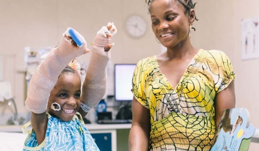 pédiatrie: L'entrée moderne et l'intérieur coloré du nouveau service pédiatrique pour brûlés à Abidjan, en Côte d'Ivoire, inauguré en mars 2026 pour offrir des soins médicaux spécialisés et des salles de réveil avancées aux jeunes victimes de brûlures.