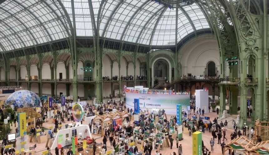 Souveraineté Énergétique: Des membres de la délégation du gouvernement ivoirien et de jeunes innovateurs au Sommet ChangeNOW 2026 au Grand Palais, à Paris, le 30 mars 2026, promouvant les solutions durables portées par la jeunesse ivoirienne et les partenariats mondiaux pour l'innovation.