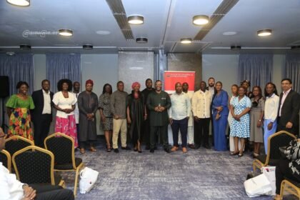 innovation: Une affiche promotionnelle pour le concert gospel en live de Michael Manya, tenu le 15 mars 2026 au Palais de la Culture d'Abidjan, mettant en scène l'artiste congolais sur un fond de scène dynamique sous le thème du renouveau spirituel.