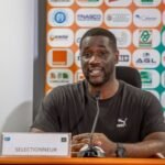 Performance: Le sélectionneur de la Côte d'Ivoire, Emerse Faé, s'exprimant lors d'une conférence de presse à Abidjan le 18 mars 2026, où il a dévoilé la liste des joueurs et le plan stratégique pour les prochains matchs amicaux internationaux contre la Corée du Sud et l'Écosse.