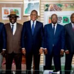 Résilience de la Chaîne d'Approvisionnement: Le ministre ivoirien Bruno Koné et les dirigeants du Conseil du Café-Cacao à Abidjan le 31 mars 2026, annonçant l'enlèvement d'urgence de 100 000 tonnes de stocks de cacao inventoriés pour soutenir les producteurs locaux.