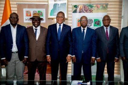 Résilience de la Chaîne d'Approvisionnement: Le ministre ivoirien Bruno Koné et les dirigeants du Conseil du Café-Cacao à Abidjan le 31 mars 2026, annonçant l'enlèvement d'urgence de 100 000 tonnes de stocks de cacao inventoriés pour soutenir les producteurs locaux.