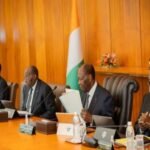 gouvernance: Le Premier ministre ivoirien Robert Beugré Mambé et les ministres du gouvernement lors de la cérémonie officielle de signature des engagements de performance 2026, symbolisant le lancement du Plan National de Développement 2026-2030 et la redevabilité du secteur public.