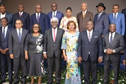 Partenariat Stratégique: Une infographie officielle ou une diapositive de présentation du Plan National de Développement (PND) 2026–2030 de la Côte d'Ivoire, détaillant la stratégie d'investissement de 206,5 milliards de dollars visant à atteindre le statut de pays à revenu intermédiaire de la tranche supérieure via six piliers stratégiques de transformation