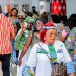 autonomisation: Un groupe de femmes à Marcory, Abidjan, vêtues de tenues traditionnelles colorées, célébrant lors de l'événement « Marcory Célèbre » en mars 2026, suite à l'annonce d'un fonds d'autonomisation de 100 millions de FCFA pour les femmes de la commune.