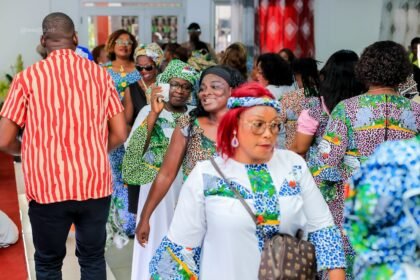 autonomisation: Un groupe de femmes à Marcory, Abidjan, vêtues de tenues traditionnelles colorées, célébrant lors de l'événement « Marcory Célèbre » en mars 2026, suite à l'annonce d'un fonds d'autonomisation de 100 millions de FCFA pour les femmes de la commune.
