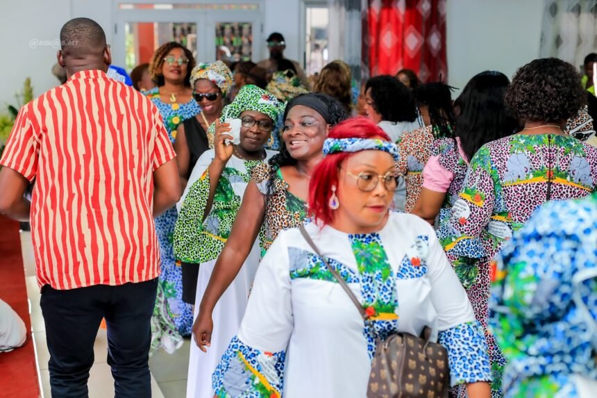 autonomisation: Un groupe de femmes à Marcory, Abidjan, vêtues de tenues traditionnelles colorées, célébrant lors de l'événement « Marcory Célèbre » en mars 2026, suite à l'annonce d'un fonds d'autonomisation de 100 millions de FCFA pour les femmes de la commune.