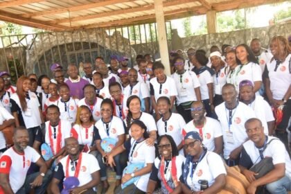 journalisme: Un groupe de journalistes et de professionnels de la communication ivoiriens participant à un forum stratégique à Abidjan en mars 2026, axé sur l'intégration de la dignité humaine et de la responsabilité éthique dans le paysage médiatique africain.