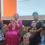 stratégique: Trois entrepreneures et expertes financières s'exprimant lors d'un panel intitulé « Entrepreneuriat Féminin, Microfinance et Assurance » en mars 2026, discutant des stratégies pour accroître l'inclusion financière des femmes en Afrique de l'Ouest.