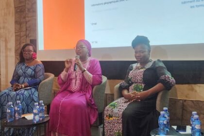 stratégique: Trois entrepreneures et expertes financières s'exprimant lors d'un panel intitulé « Entrepreneuriat Féminin, Microfinance et Assurance » en mars 2026, discutant des stratégies pour accroître l'inclusion financière des femmes en Afrique de l'Ouest.